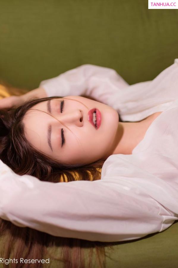 沈梦瑶  宅男女神沈梦瑶 慵懒的躺在沙发上第13张图片